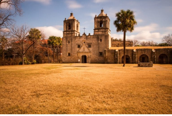 famous spots for night owls in San Antonio, remarkable things to do in San Antonio, famous attractions of San Antonio city, significant tourist attraction in San Antonio, adventurous things to do in San Antonio’s American Tower,architectural masterpiece of San Antonio