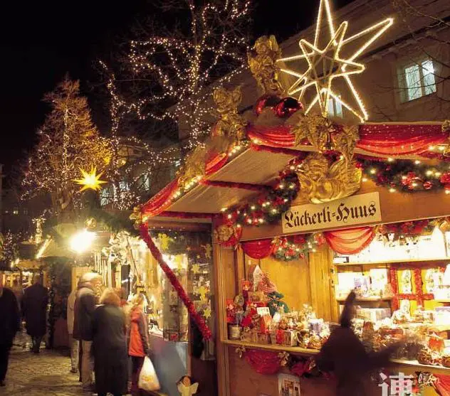 popular Christmas market in London, crowded Christmas market in London. 