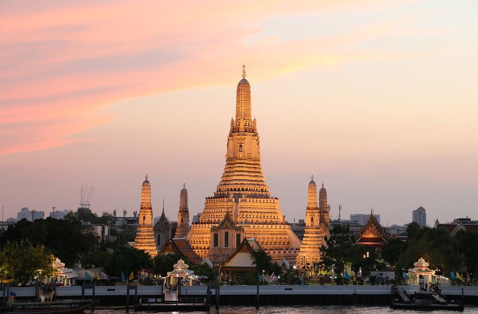 a trip to the Wat Arun, Complete Route Guide to Visiting the Roman Wat Arun, Best Route to the Wat Arun, taxis to reach this Wat Arun, train route to reach this Wat Arun