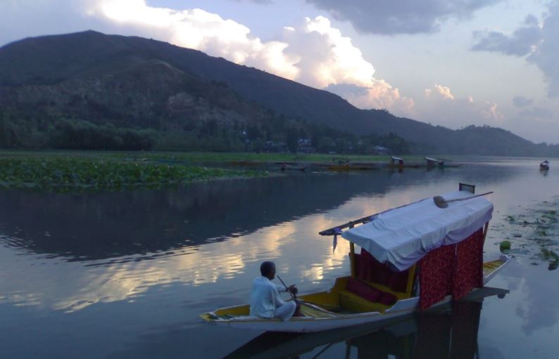 popular lakes in Srinagar, most famous lakes in Srinagar, most visited lakes in Srinagar, must-visit lakes in Srinagar lakes in Srinagar, most popular lakes in Srinagar